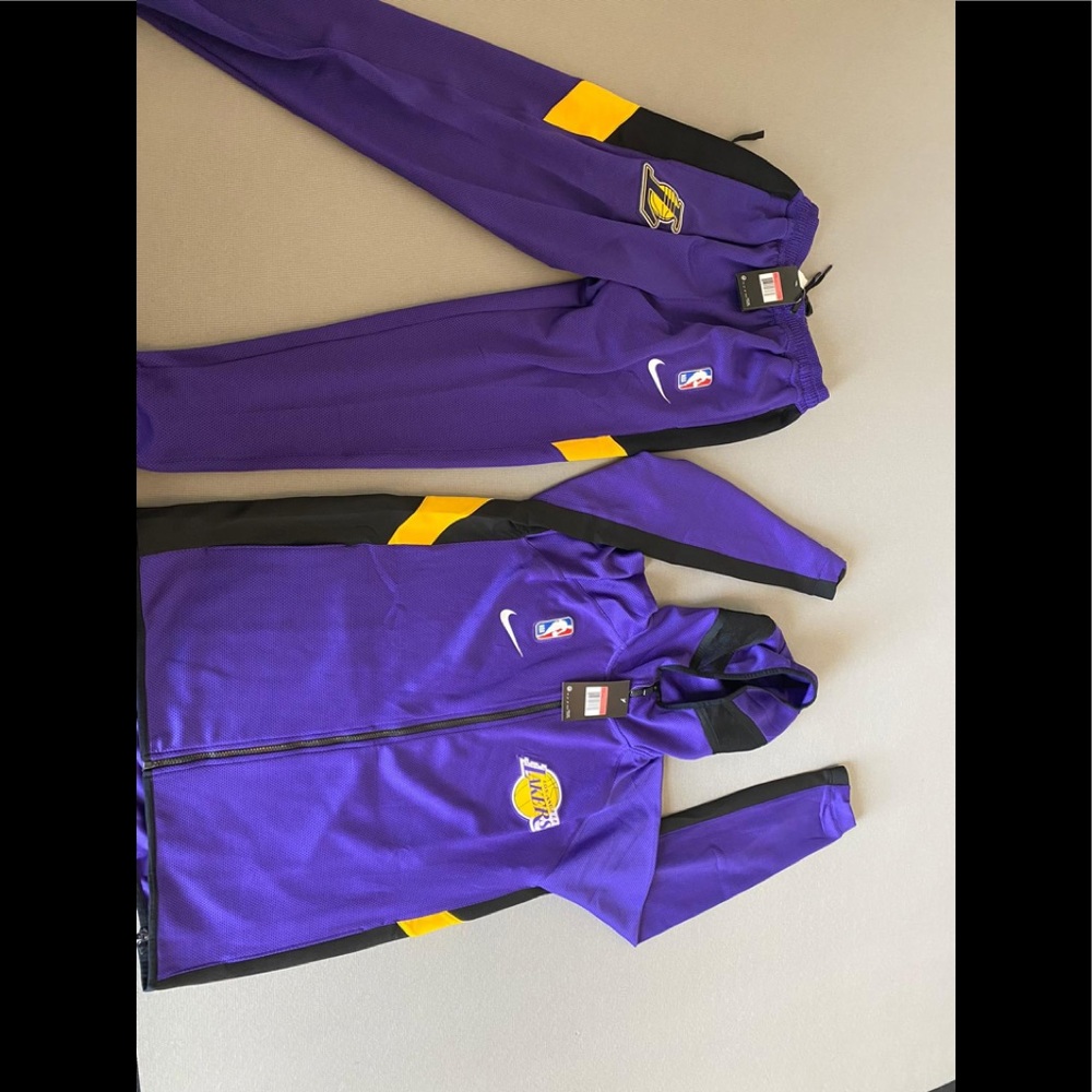 Nike Lakers sideline unit
